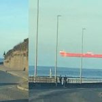 pria-ini-terpelongo-ketika-melihat-kapal-tangker-bergerak-melayang-diantara-laut-dan-langit